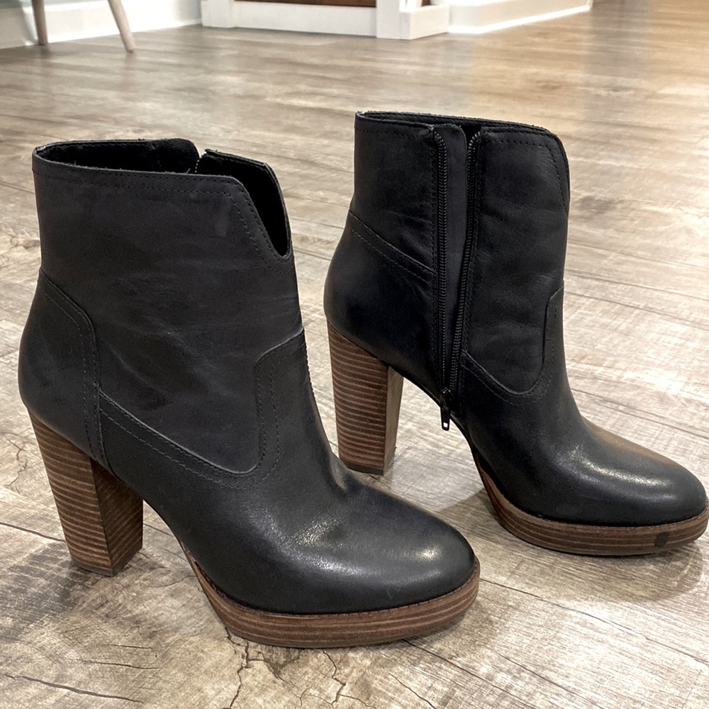 LIKE NEW!! Lucky Brand Queys Black Leather Zip Platform Boots